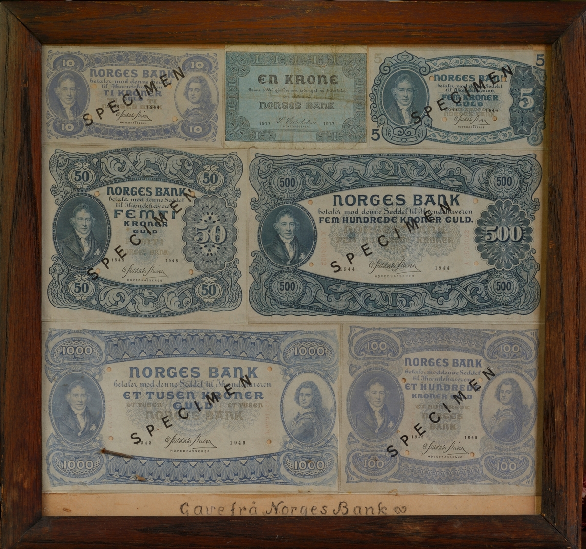 5, 10, 50, 100, 500, 1000 kr, før 1945, 1-kr seddel f. 1917

Motiv på bakplaten: ASKER KIRKE FORANDRING AV INTERIØRET. OSLO mars 1926. Sigurd Trøim arki......