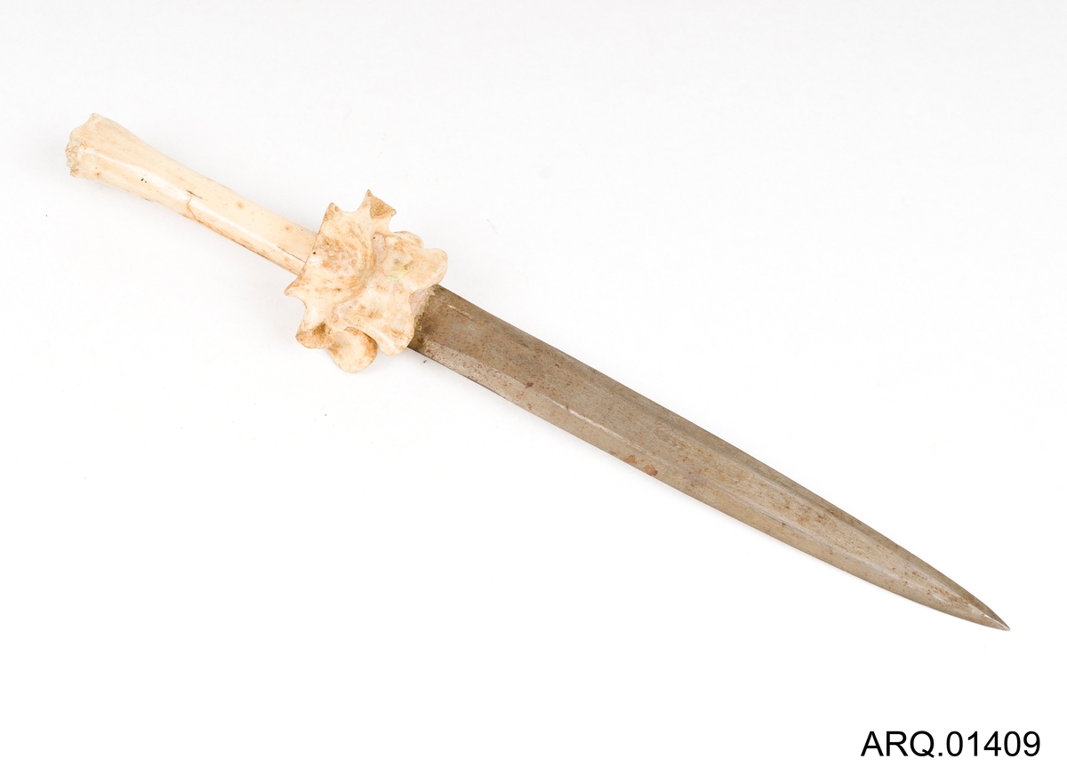 Kniv/dolk, tve-egget med horn-håndtak.