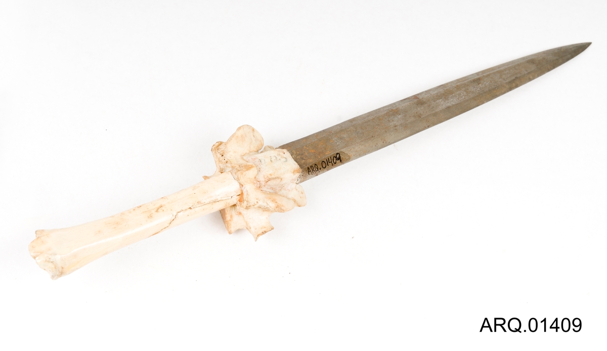 Kniv/dolk, tve-egget med horn-håndtak.