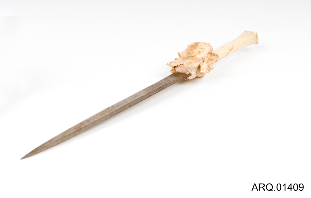 Kniv/dolk, tve-egget med horn-håndtak.