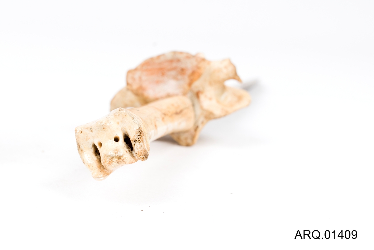 Kniv/dolk, tve-egget med horn-håndtak.