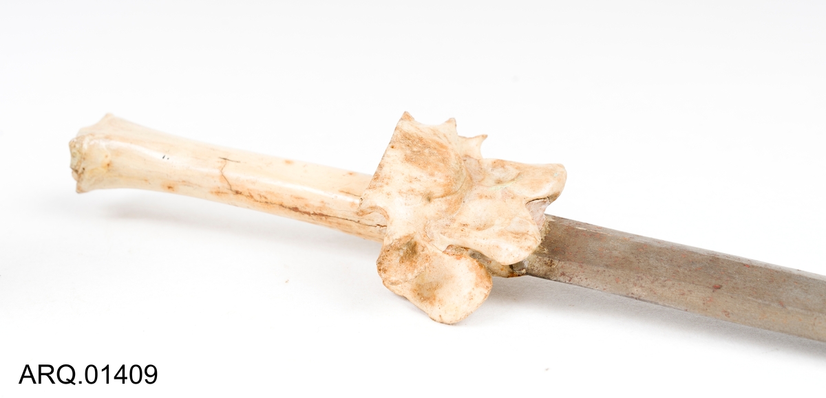 Kniv/dolk, tve-egget med horn-håndtak.