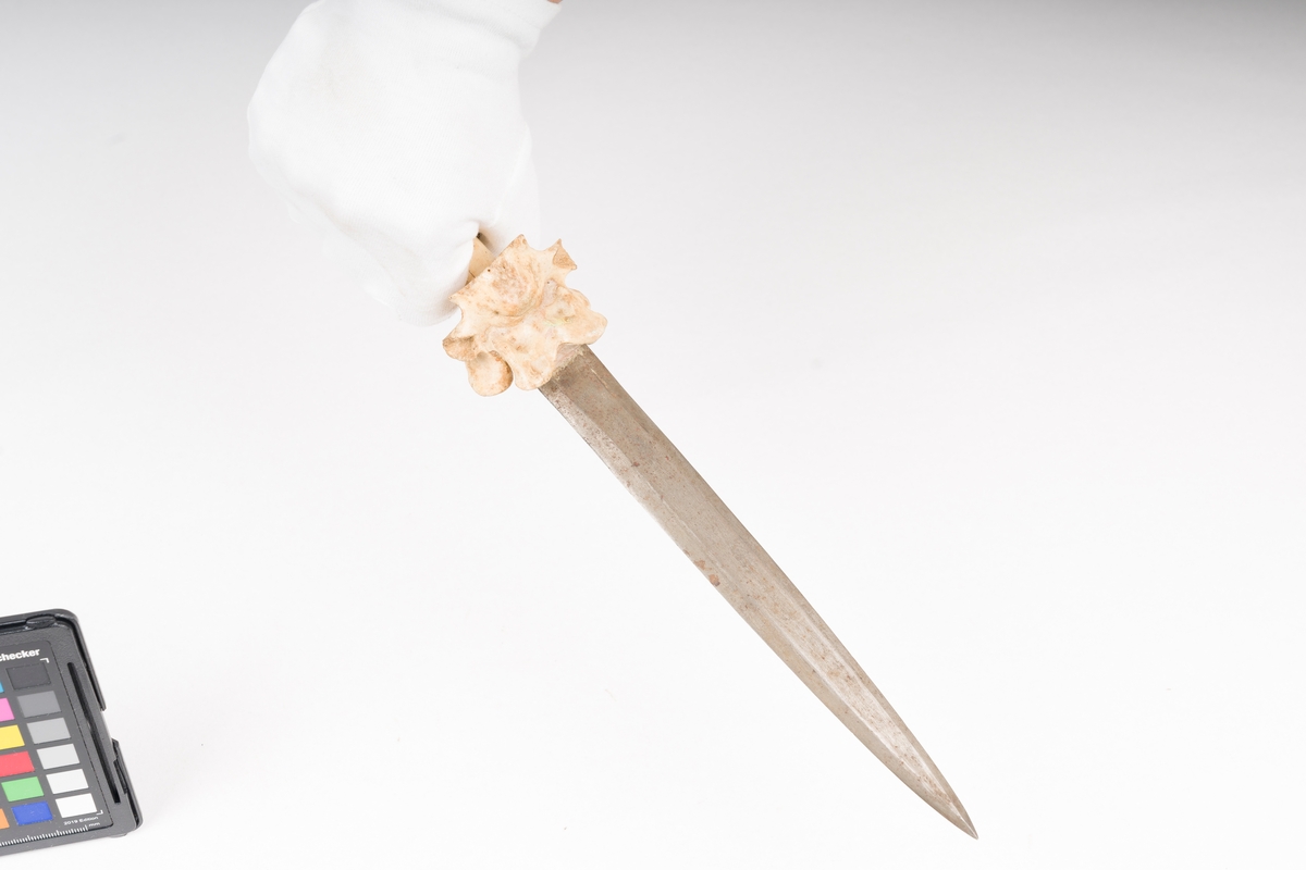 Kniv/dolk, tve-egget med horn-håndtak.