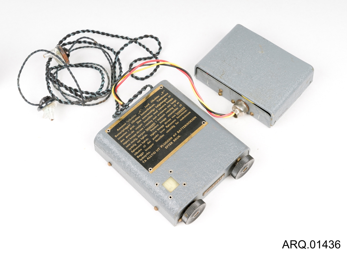 Kortbølgeradio, teller 6 deler, men delene henger sammen via ledninger osv. Består av Hoveddel med bruksanvisning festet til seg, batterikasse med lokk, to batterier og ledning med øreplubber ("telefoner").