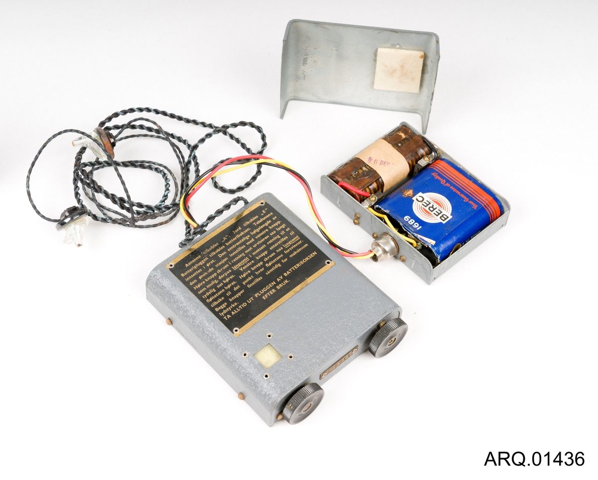 Kortbølgeradio, teller 6 deler, men delene henger sammen via ledninger osv. Består av Hoveddel med bruksanvisning festet til seg, batterikasse med lokk, to batterier og ledning med øreplubber ("telefoner").
