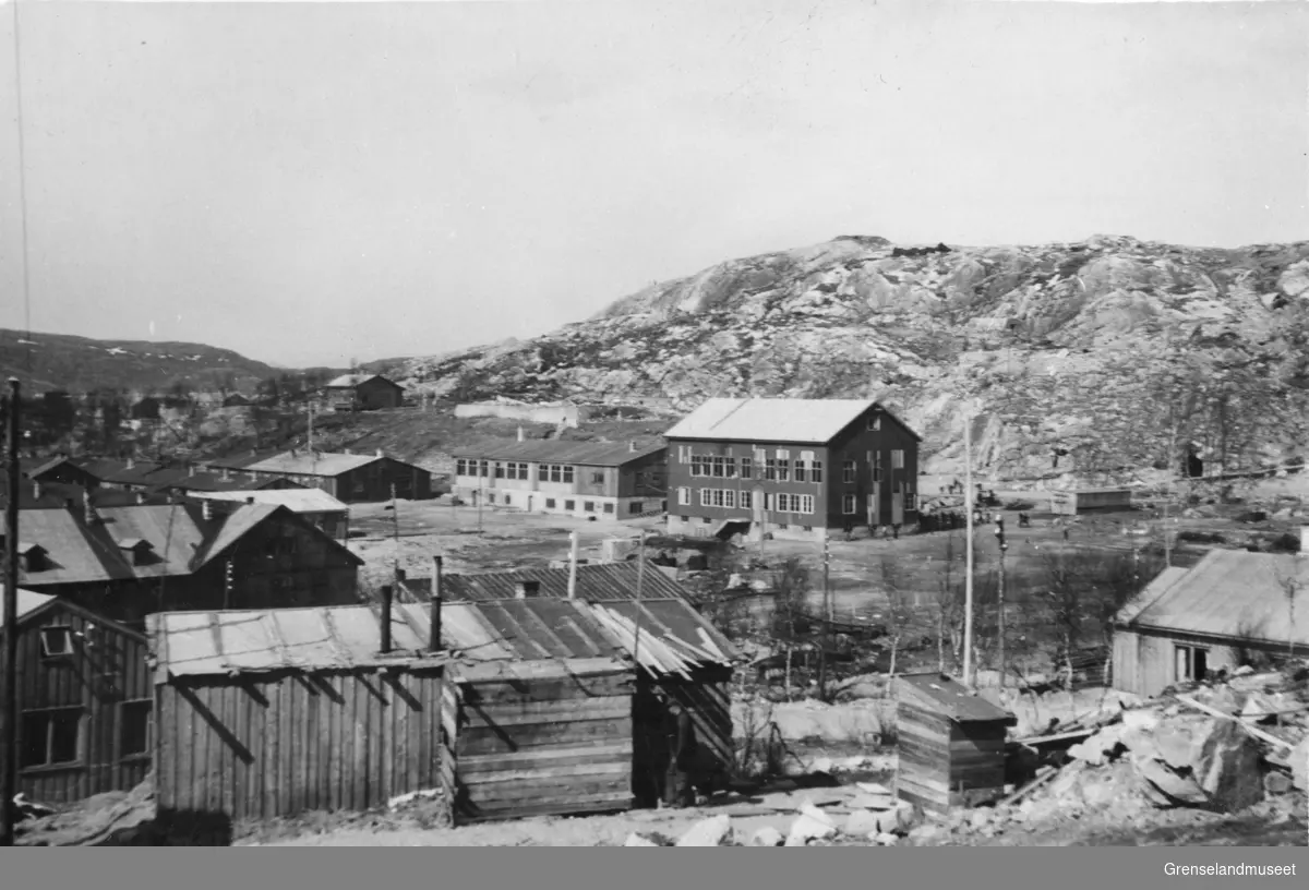 Provisorisk skolebygg i Presteveien, Storhaugen bak, Kirkenes 4. juni 1947.