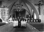 Konfirmationsgrupp i Ölmstad kyrka med kyrkoherde Carling. Ståeden som nr 3 fr v är Bertil Pettersson från Brötjemark Södergård och som nr 3 från höger Sven Jansson från Björstorp.