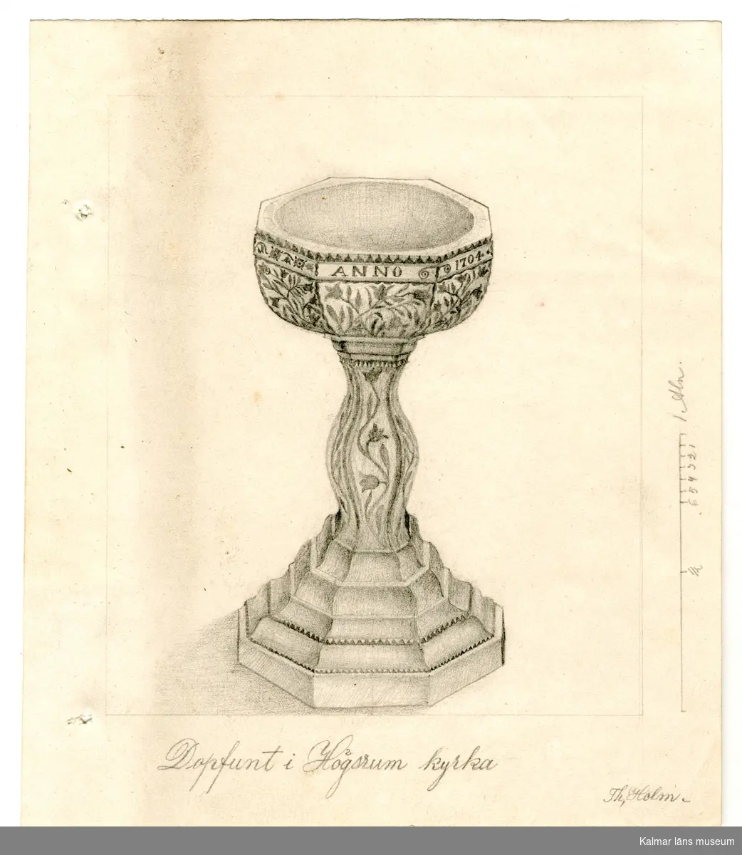 KLM 45125:28. Teckning. Av papper. Motiv föreställande dopfunt i Högsrums kyrka, daterad 1704. I nedre högra hörnet skrivet med blyerts: Th. (Theodor) Holm. Troligen är det Holm och inte Sidén som ritat denna teckning.