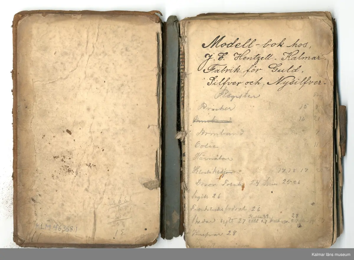 KLM 46368:1. Bok, modellbok. Band av kartong klätt med brunt läder. På bokens förstasida: Modell-bok hos J.G. Hentzell Kalmar. Fabrik för Guld, Silfver och Nysilvfer samt ett register över bokens innehåll. Boken innehåller handritade modellritningar i blyerts och bläck av bl.a. broscher, armband, klockkedjor och skedar. I boken även diverse lösa blad och lappar med ytterligare ritningar och anteckningar.