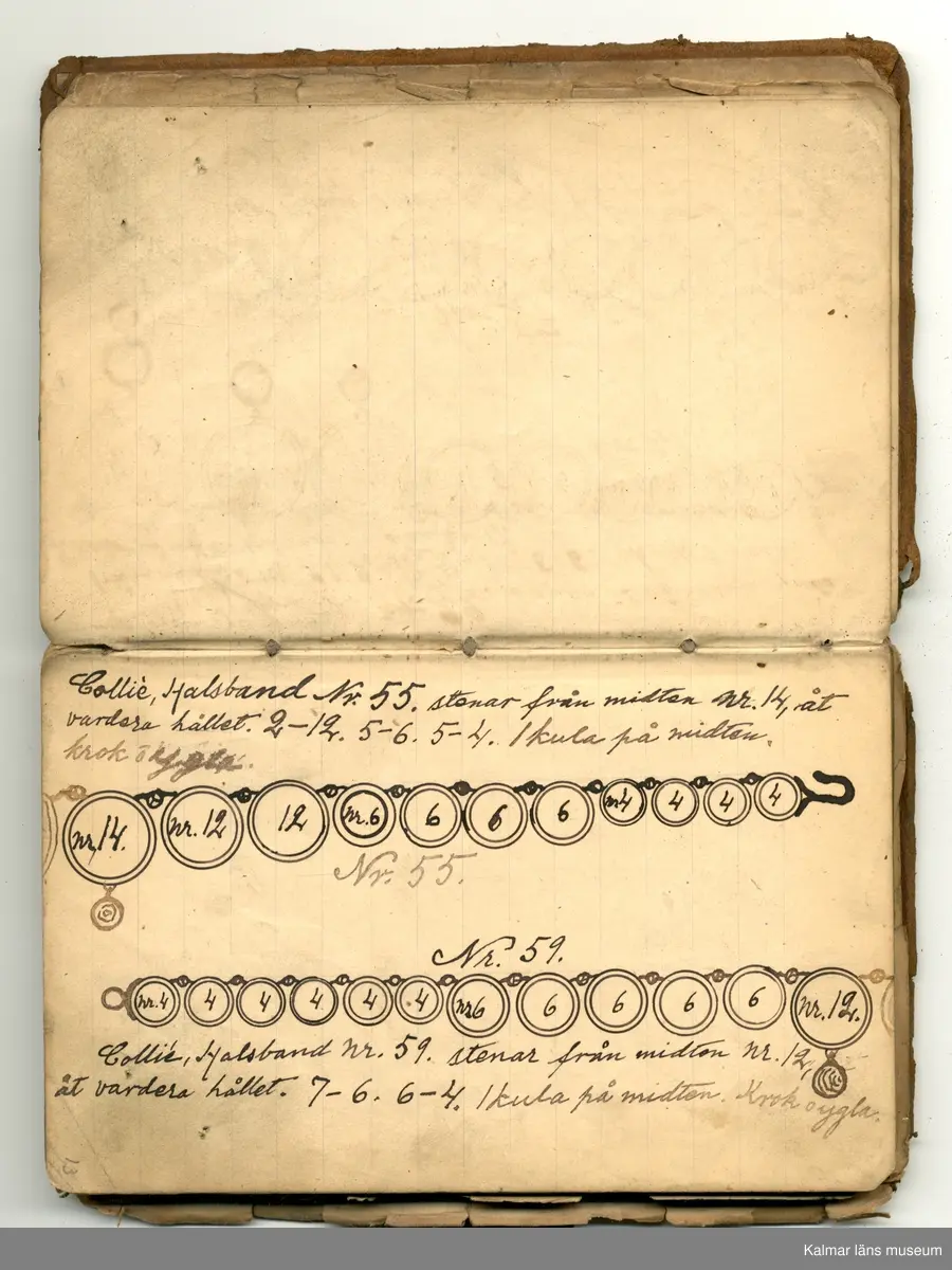 KLM 46368:1. Bok, modellbok. Band av kartong klätt med brunt läder. På bokens förstasida: Modell-bok hos J.G. Hentzell Kalmar. Fabrik för Guld, Silfver och Nysilvfer samt ett register över bokens innehåll. Boken innehåller handritade modellritningar i blyerts och bläck av bl.a. broscher, armband, klockkedjor och skedar. I boken även diverse lösa blad och lappar med ytterligare ritningar och anteckningar.
