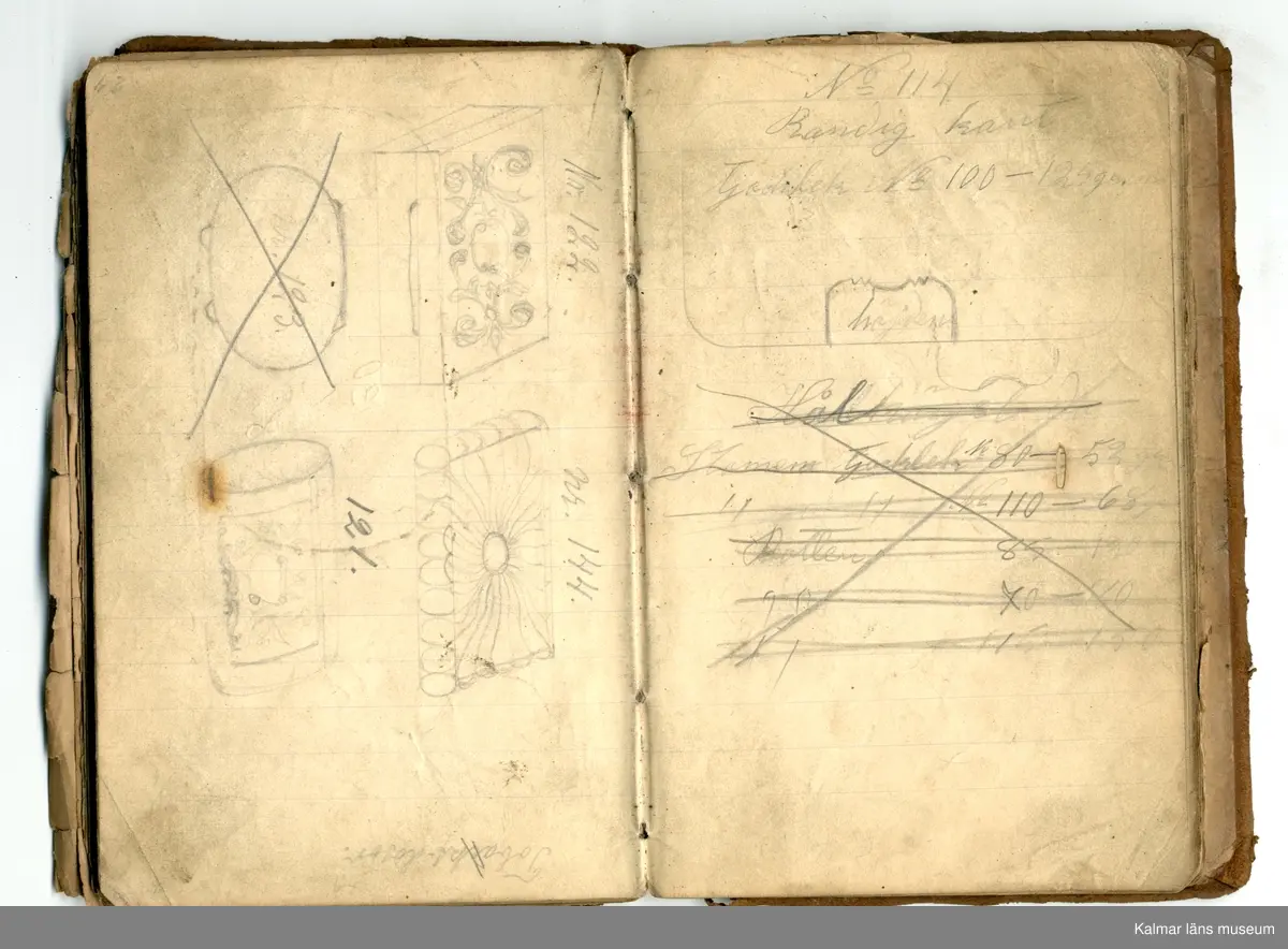 KLM 46368:1. Bok, modellbok. Band av kartong klätt med brunt läder. På bokens förstasida: Modell-bok hos J.G. Hentzell Kalmar. Fabrik för Guld, Silfver och Nysilvfer samt ett register över bokens innehåll. Boken innehåller handritade modellritningar i blyerts och bläck av bl.a. broscher, armband, klockkedjor och skedar. I boken även diverse lösa blad och lappar med ytterligare ritningar och anteckningar.