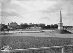 Stångebromonumentet vid Stångåns östra strand i Linköping. Invigt söndagen den 25 september 1898 till minne av stångebroslaget 1598. I bakgrunden Linköpings hamn som fått besök av passagerarfartyget S/S Wisingsö som trafikerade ångbåtsleden Jönköping-Stockholm och till höger ångfartyget Brokind. Det sistnämnd fartyget trafikerade Kinda kanal under åren 1878-1903.