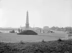 Stångebromonumentet vid Stångåns östra strand i Linköping. Invigt söndagen den 25 september 1898 till minne av stångebroslaget 1598. Till höger i bakgrunden Linköpings hamn som fått besök av passagerarfartyget Linköping som trafikerade rutten Linköping-Stockholm. I fonden staden.