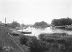 Parti av Stångån, tillika Kinda kanal, med blicken mot Nykvarns sluss. Från nämnda sluss stävar S/S Ejdern som trafikerade Linköping under åren 1898-1906.