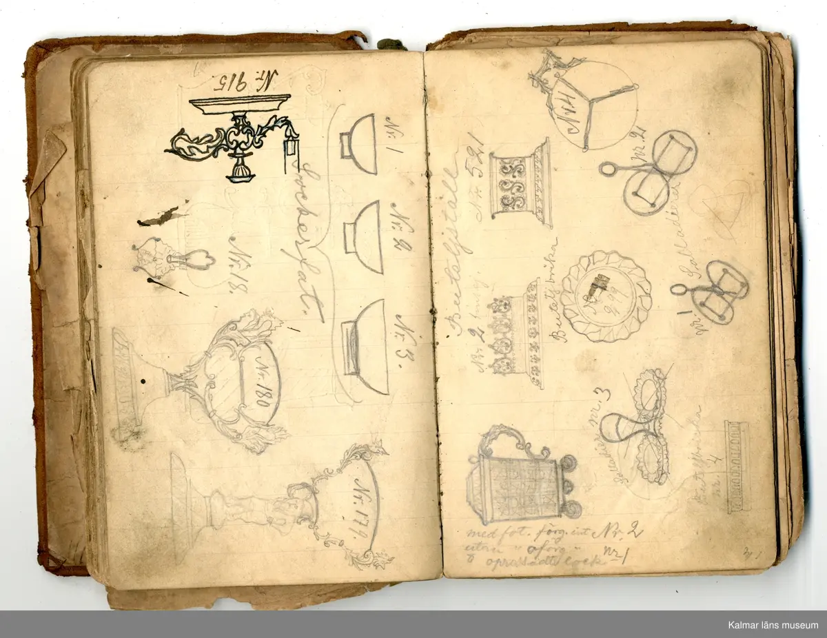 KLM 46368:1. Bok, modellbok. Band av kartong klätt med brunt läder. På bokens förstasida: Modell-bok hos J.G. Hentzell Kalmar. Fabrik för Guld, Silfver och Nysilvfer samt ett register över bokens innehåll. Boken innehåller handritade modellritningar i blyerts och bläck av bl.a. broscher, armband, klockkedjor och skedar. I boken även diverse lösa blad och lappar med ytterligare ritningar och anteckningar.