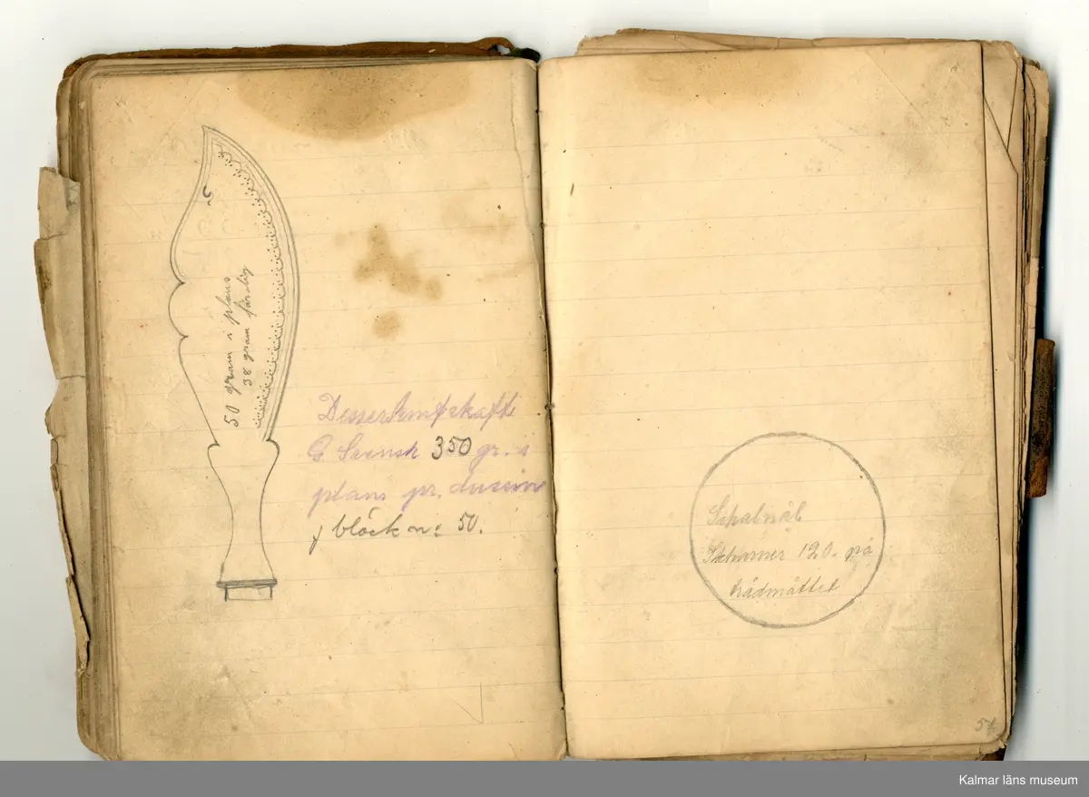 KLM 46368:1. Bok, modellbok. Band av kartong klätt med brunt läder. På bokens förstasida: Modell-bok hos J.G. Hentzell Kalmar. Fabrik för Guld, Silfver och Nysilvfer samt ett register över bokens innehåll. Boken innehåller handritade modellritningar i blyerts och bläck av bl.a. broscher, armband, klockkedjor och skedar. I boken även diverse lösa blad och lappar med ytterligare ritningar och anteckningar.