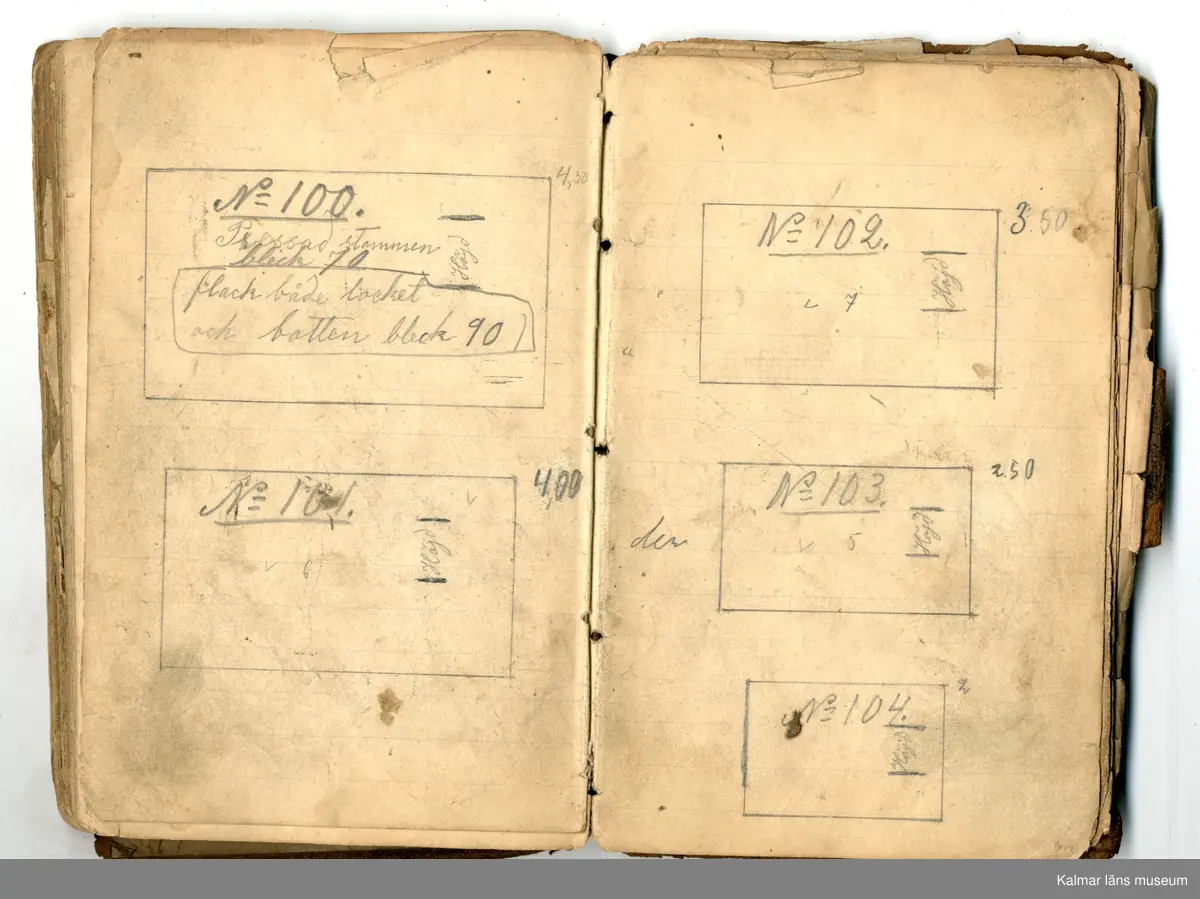 KLM 46368:1. Bok, modellbok. Band av kartong klätt med brunt läder. På bokens förstasida: Modell-bok hos J.G. Hentzell Kalmar. Fabrik för Guld, Silfver och Nysilvfer samt ett register över bokens innehåll. Boken innehåller handritade modellritningar i blyerts och bläck av bl.a. broscher, armband, klockkedjor och skedar. I boken även diverse lösa blad och lappar med ytterligare ritningar och anteckningar.