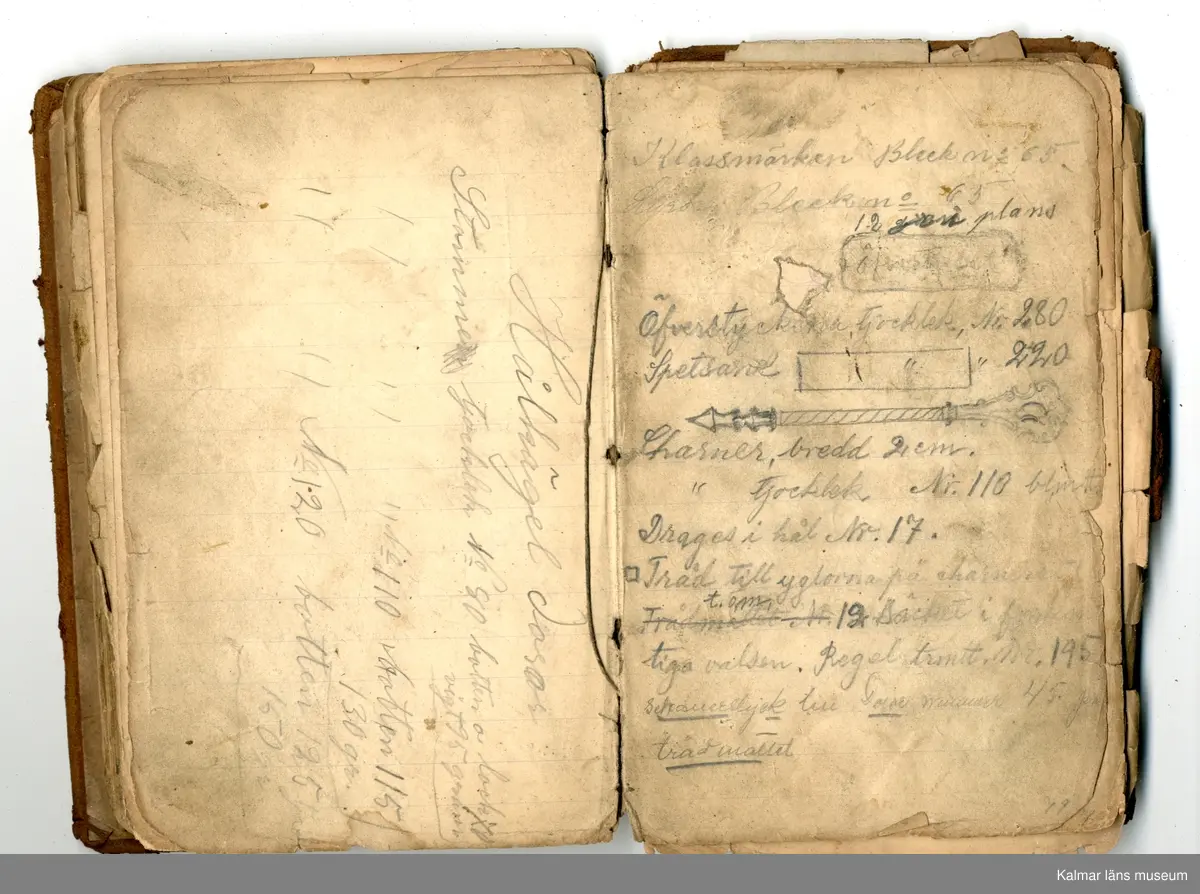 KLM 46368:1. Bok, modellbok. Band av kartong klätt med brunt läder. På bokens förstasida: Modell-bok hos J.G. Hentzell Kalmar. Fabrik för Guld, Silfver och Nysilvfer samt ett register över bokens innehåll. Boken innehåller handritade modellritningar i blyerts och bläck av bl.a. broscher, armband, klockkedjor och skedar. I boken även diverse lösa blad och lappar med ytterligare ritningar och anteckningar.