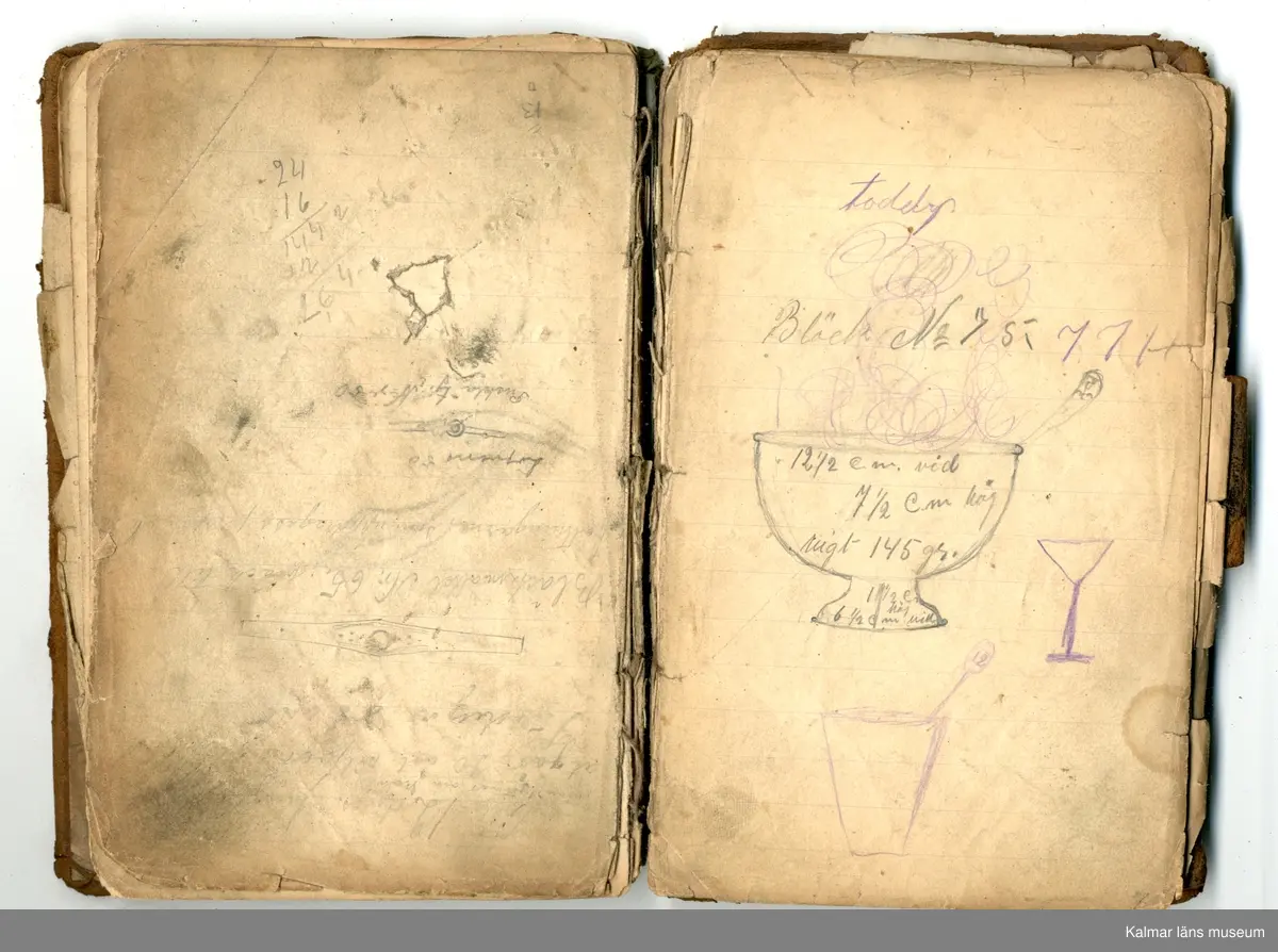 KLM 46368:1. Bok, modellbok. Band av kartong klätt med brunt läder. På bokens förstasida: Modell-bok hos J.G. Hentzell Kalmar. Fabrik för Guld, Silfver och Nysilvfer samt ett register över bokens innehåll. Boken innehåller handritade modellritningar i blyerts och bläck av bl.a. broscher, armband, klockkedjor och skedar. I boken även diverse lösa blad och lappar med ytterligare ritningar och anteckningar.