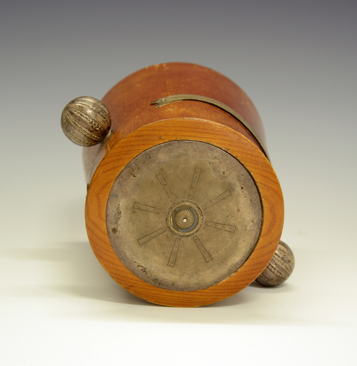 Krukke med lokk. Tre med sølvdetaljer. Sølvbånd med gravering på hver side: FRA NORSK PRESSEFORBUND og TELEMARK PRESSELAG 1908 - 7/11- 1948.