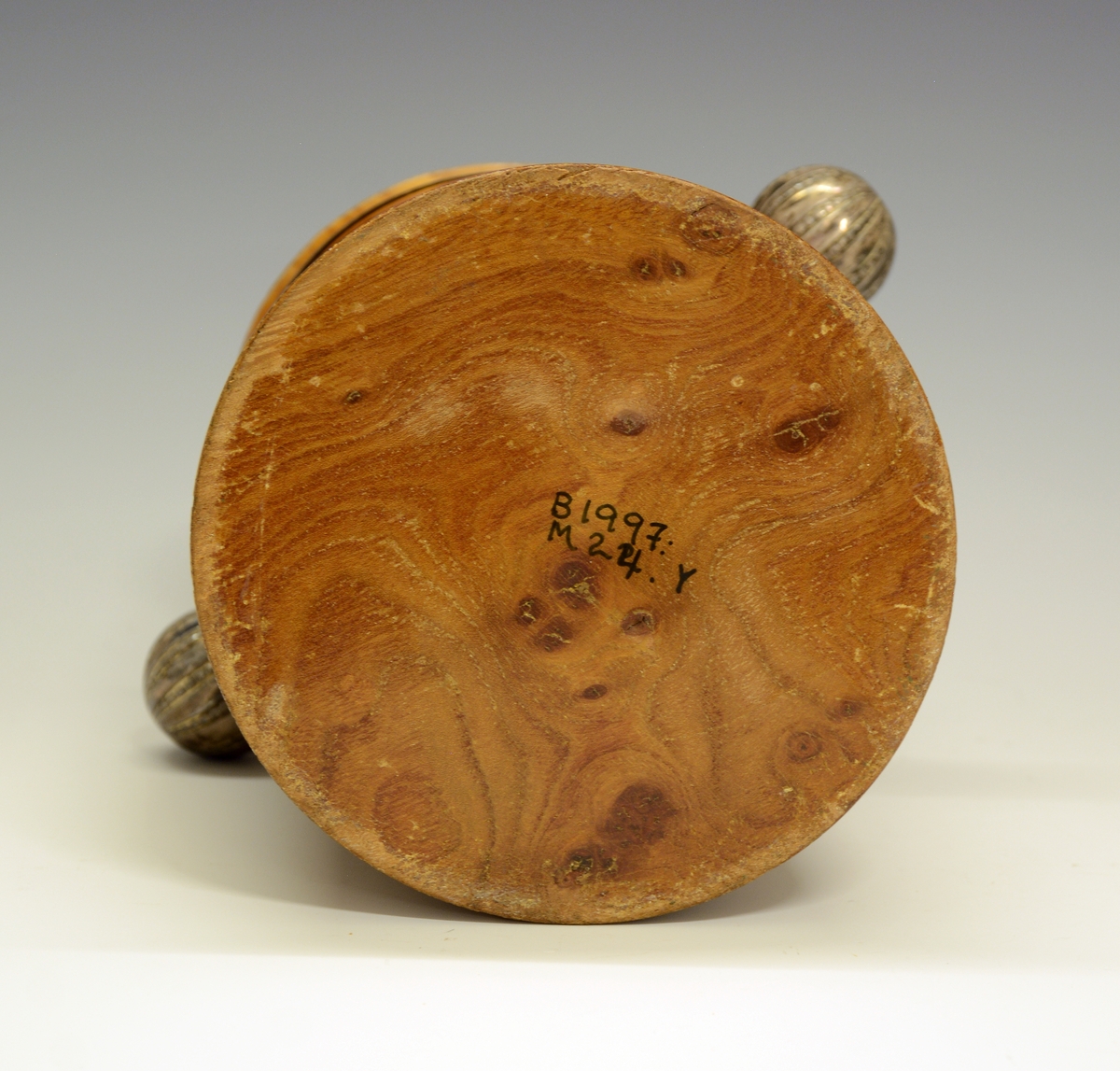 Krukke med lokk. Tre med sølvdetaljer. Sølvbånd med gravering på hver side: FRA NORSK PRESSEFORBUND og TELEMARK PRESSELAG 1908 - 7/11- 1948.