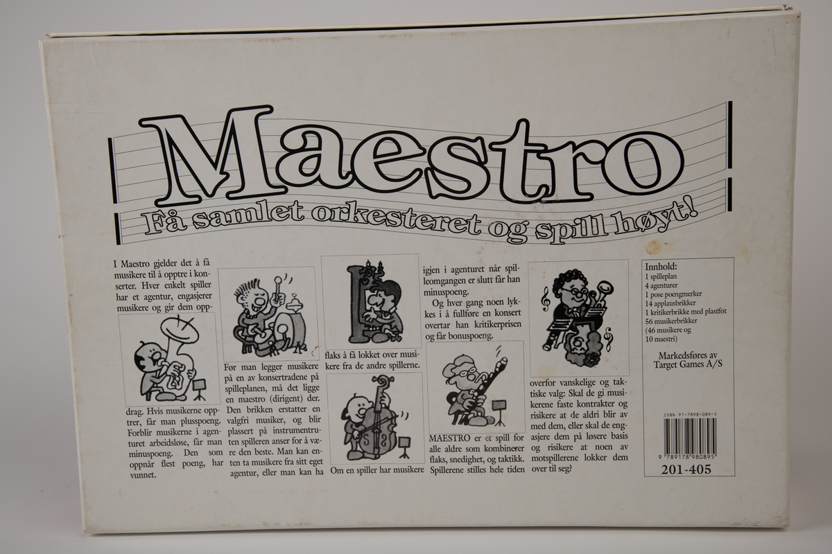 Illustrasjon av en mannlig dirigent som står (med ryggen til) fem musikere og dirigerer. Rødt sceneteppe på hver side av motivet.