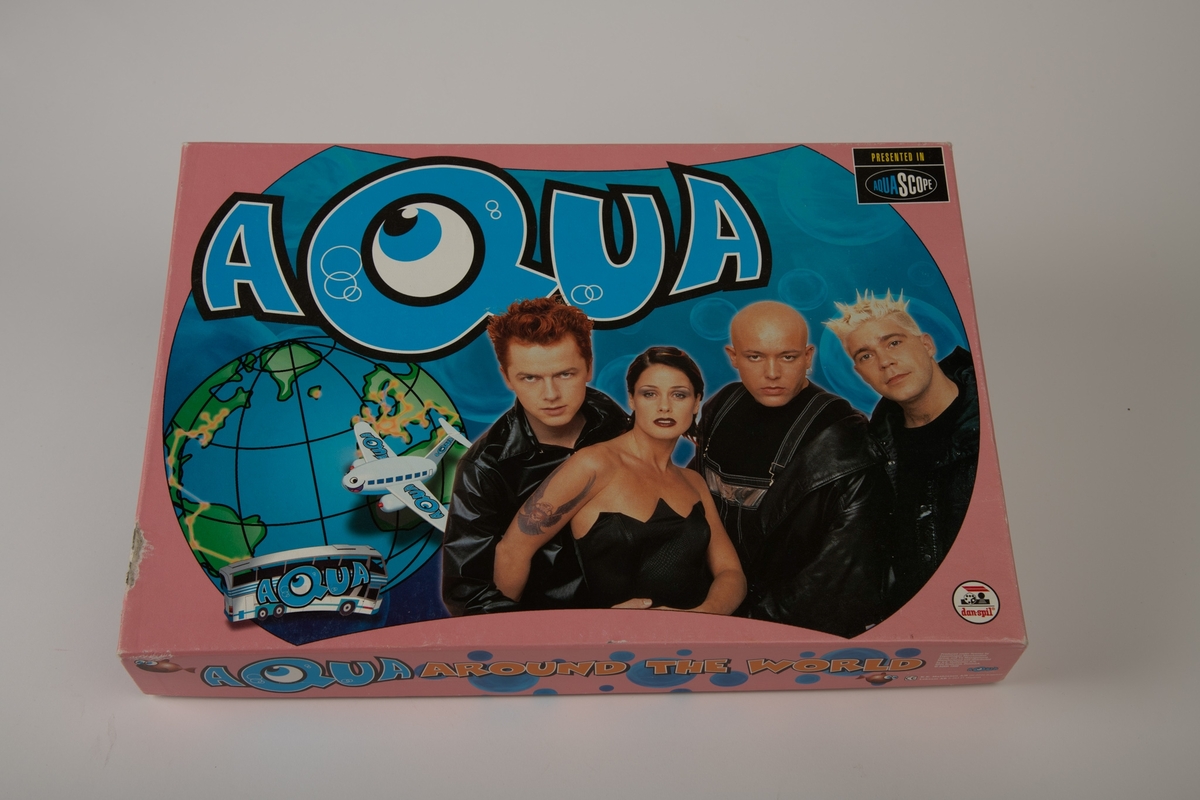 Bandfotografi av Aqua. Alle kledd i sort. Illustrasjon av jordkloden, en buss det står Aqua på og et fly det står Aqua på.