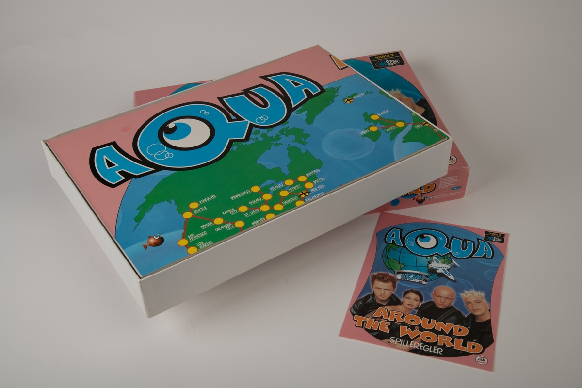Bandfotografi av Aqua. Alle kledd i sort. Illustrasjon av jordkloden, en buss det står Aqua på og et fly det står Aqua på.