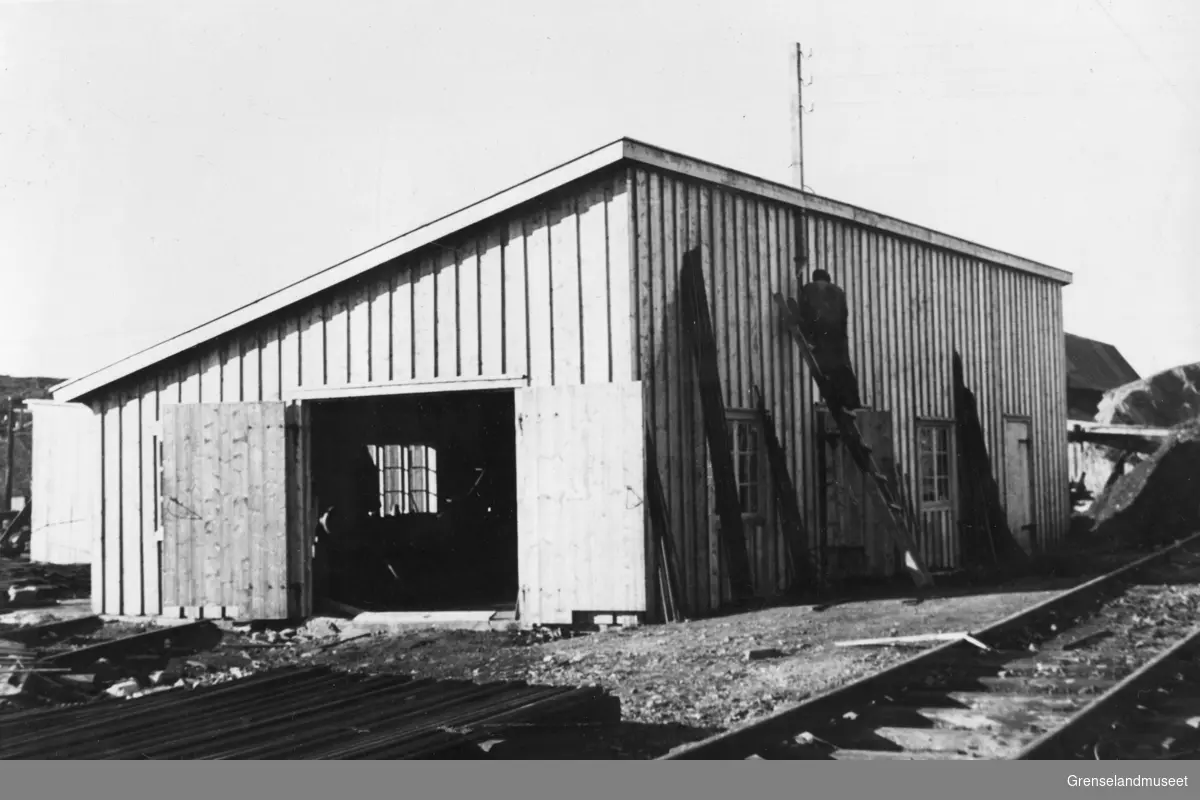 Borsmia, Bjørnevatn 28. september 1947. En mann står i stige inntil veggen.