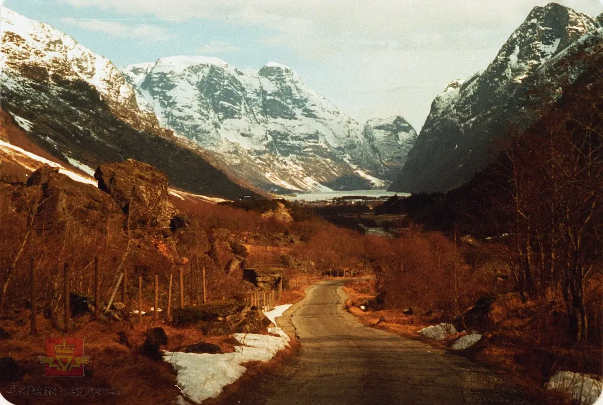 Synfaring snøskredfarleg område  på fylkesveg 724 Oldedalsvegen år 1987.

Frå øvre del av Oldedalen ved Melkevoll mot Oldedalsvatnet. Vegen bak fotografen fortset mot Briksdalsbreen.
