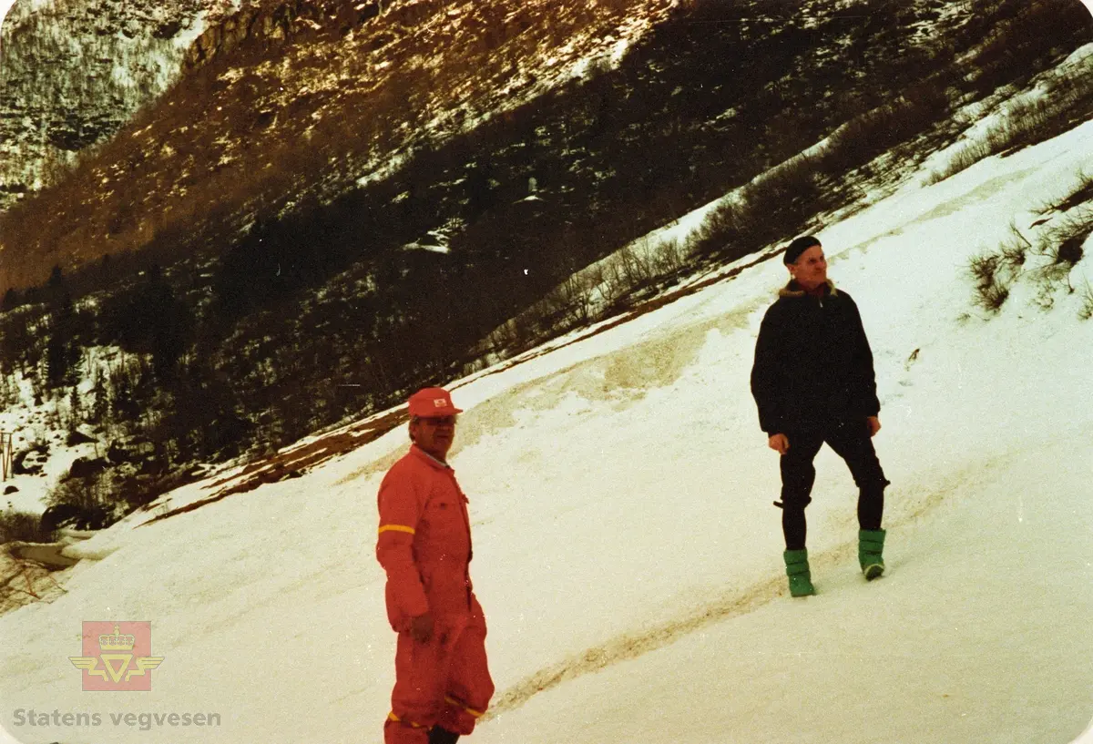 Synfaring snøskredutsatt område på fylkesveg 724 Oldedalsvegen år 1987.

Midt opp i raset ved Bukkeskori og Sandvika står Thorvald Auflem (nedst) og Rasmus Gudbrand Værn som var vegsjef i Sogn og Fjordane frå 1970 til 1985.