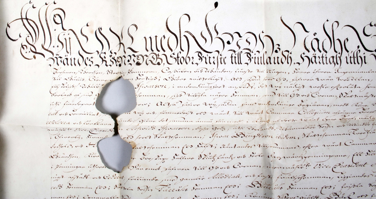 Bytes brev, med tillhörande rött sigill. Handskriven svart text mot vitt papper. Kungligt rött sigill, med Svea rikes vapen, infällt i profilerad träplatta. Brevet skrivet av Kronan1673. Till Arfwid Ifwarson. Signerat: Carolus (Kung Karl XI)

Text börjar med: 
Bytes Bref medh Cronan på Tranwijk, Öfwer by och Humblemohra; Wärmbdöön emoth Godtz i Wästergötlandh. No 13.............

Avslutas med: 
Kong: Slott Stockholm d. Treddie Decemb Åhr efter Christi bördh, Ett Tusendh Sexhundrade och på dhet Siuttijonde och Tridie. Carolus.

Anm: Se hela texten översatt i bildrutan