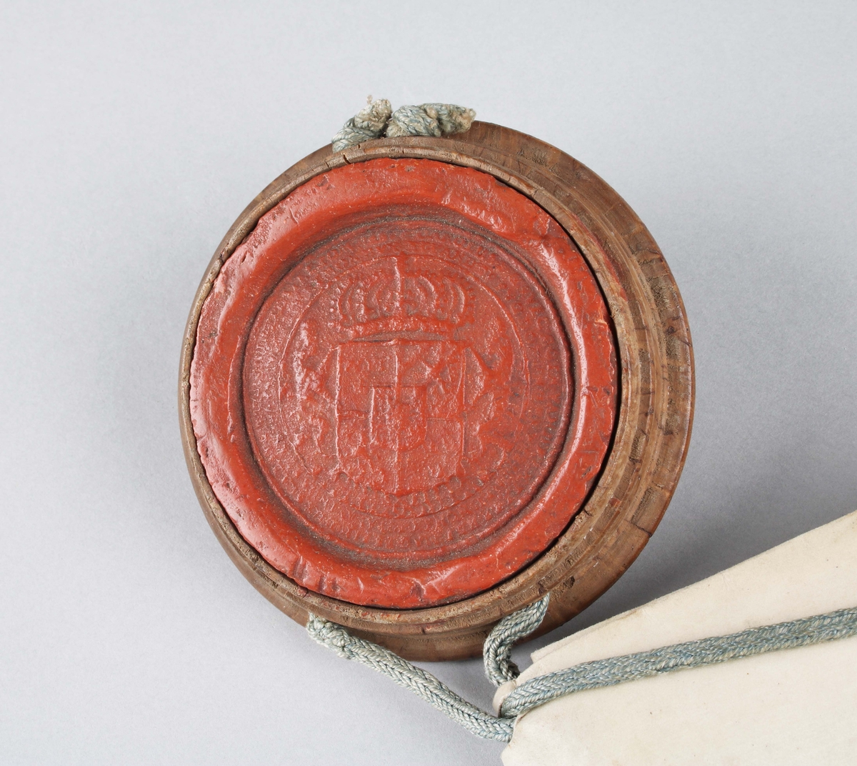 Bytes brev, med tillhörande rött sigill. Handskriven svart text mot vitt papper. Kungligt rött sigill, med Svea rikes vapen, infällt i profilerad träplatta. Brevet skrivet av Kronan1673. Till Arfwid Ifwarson. Signerat: Carolus (Kung Karl XI)

Text börjar med: 
Bytes Bref medh Cronan på Tranwijk, Öfwer by och Humblemohra; Wärmbdöön emoth Godtz i Wästergötlandh. No 13.............

Avslutas med: 
Kong: Slott Stockholm d. Treddie Decemb Åhr efter Christi bördh, Ett Tusendh Sexhundrade och på dhet Siuttijonde och Tridie. Carolus.

Anm: Se hela texten översatt i bildrutan