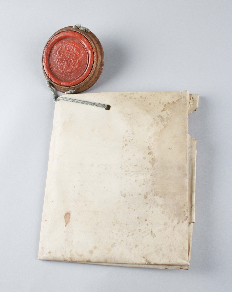Bytes brev, med tillhörande rött sigill. Handskriven svart text mot vitt papper. Kungligt rött sigill, med Svea rikes vapen, infällt i profilerad träplatta. Brevet skrivet av Kronan1673. Till Arfwid Ifwarson. Signerat: Carolus (Kung Karl XI)

Text börjar med: 
Bytes Bref medh Cronan på Tranwijk, Öfwer by och Humblemohra; Wärmbdöön emoth Godtz i Wästergötlandh. No 13.............

Avslutas med: 
Kong: Slott Stockholm d. Treddie Decemb Åhr efter Christi bördh, Ett Tusendh Sexhundrade och på dhet Siuttijonde och Tridie. Carolus.

Anm: Se hela texten översatt i bildrutan