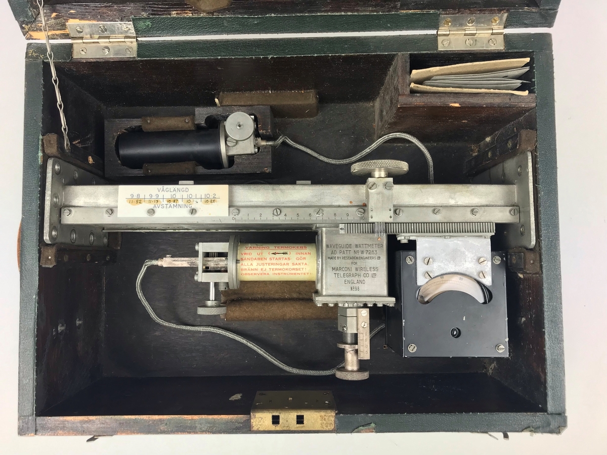 Wattmeter för vågledare i transportlåda av trä. Instruktionstexter på instrumentet på svenska.