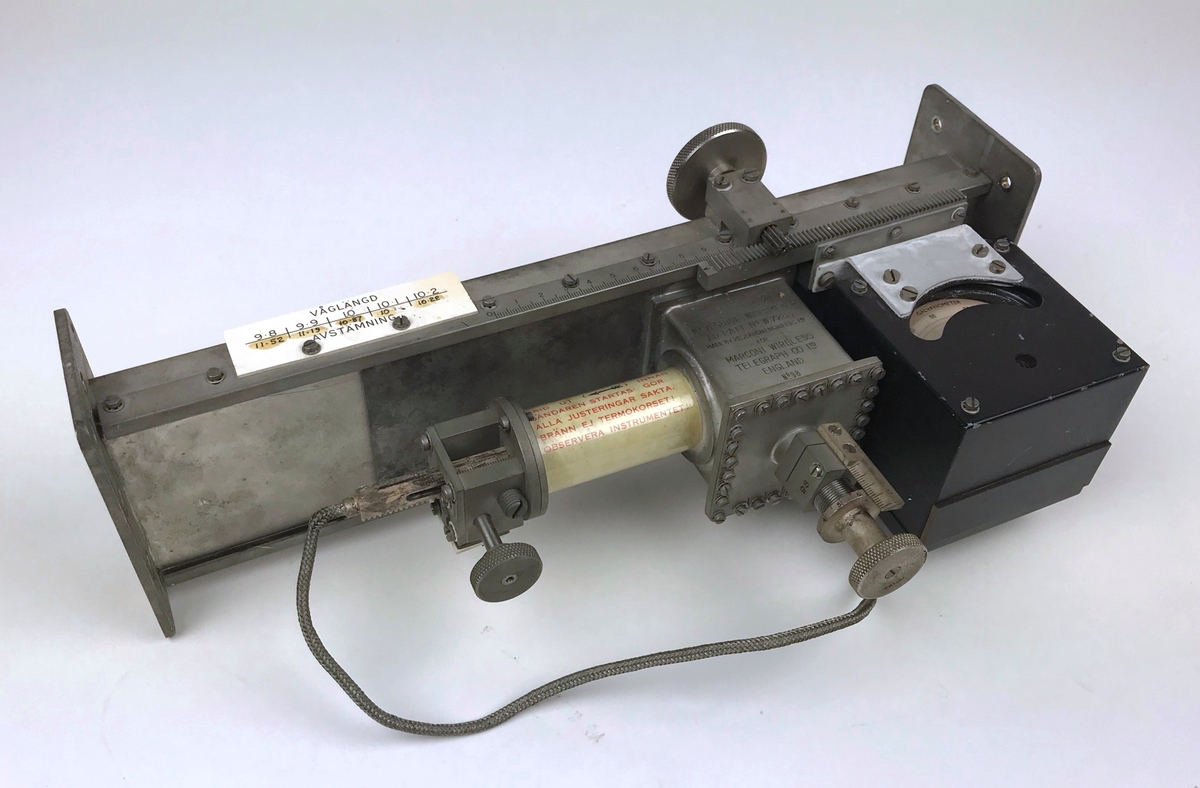 Wattmeter för vågledare i transportlåda av trä. Instruktionstexter på instrumentet på svenska.