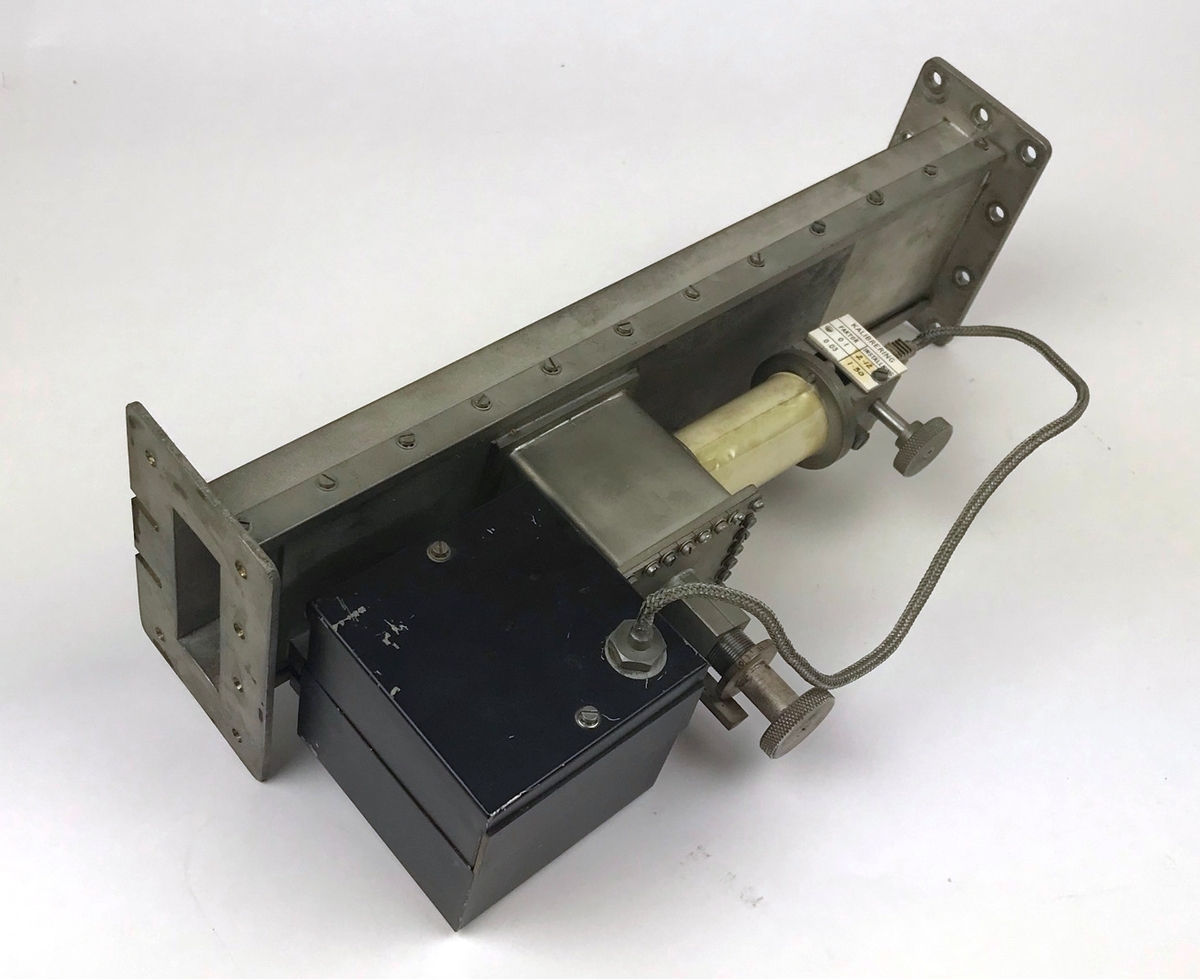 Wattmeter för vågledare i transportlåda av trä. Instruktionstexter på instrumentet på svenska.