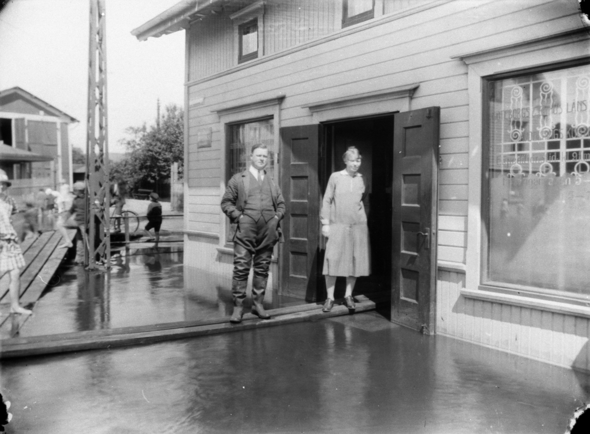 Banken vid Mölndalsbro har drabbats av översvämning. Kamrer Wendt och kassörskan har lagt ut landgångar. Kungsbackavägen 1, 1930-tal.