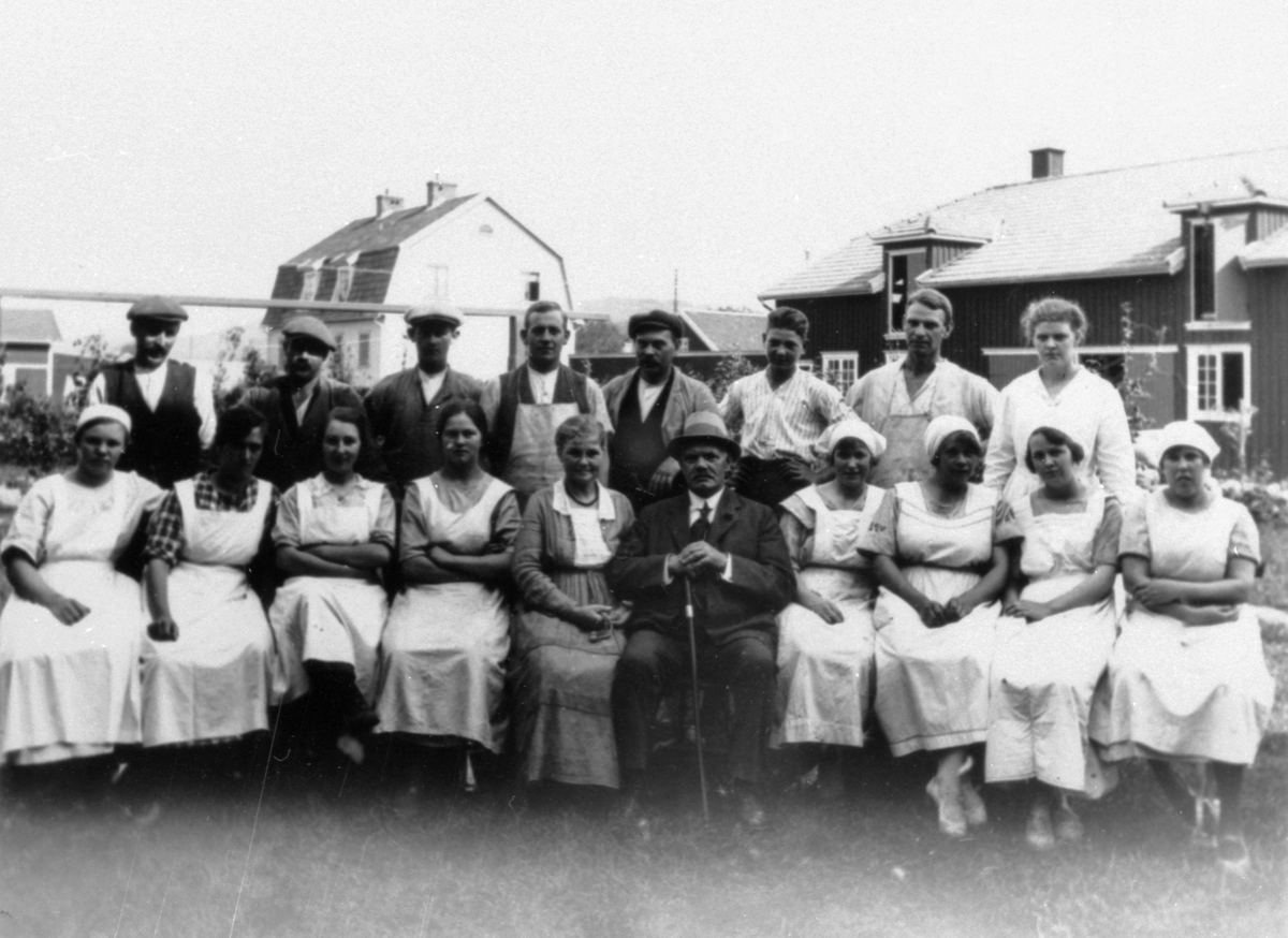 K.A. Karlsson (Carbe) och hans personal utanför mejeriet vid Mölndalsbro 1930-tal. Mejeriet var inrymt i fastigheten Westanå, Frölundagatan 6 (tidigare Mölndalsbro 52), där även Karlssons bostad var inrymd.
