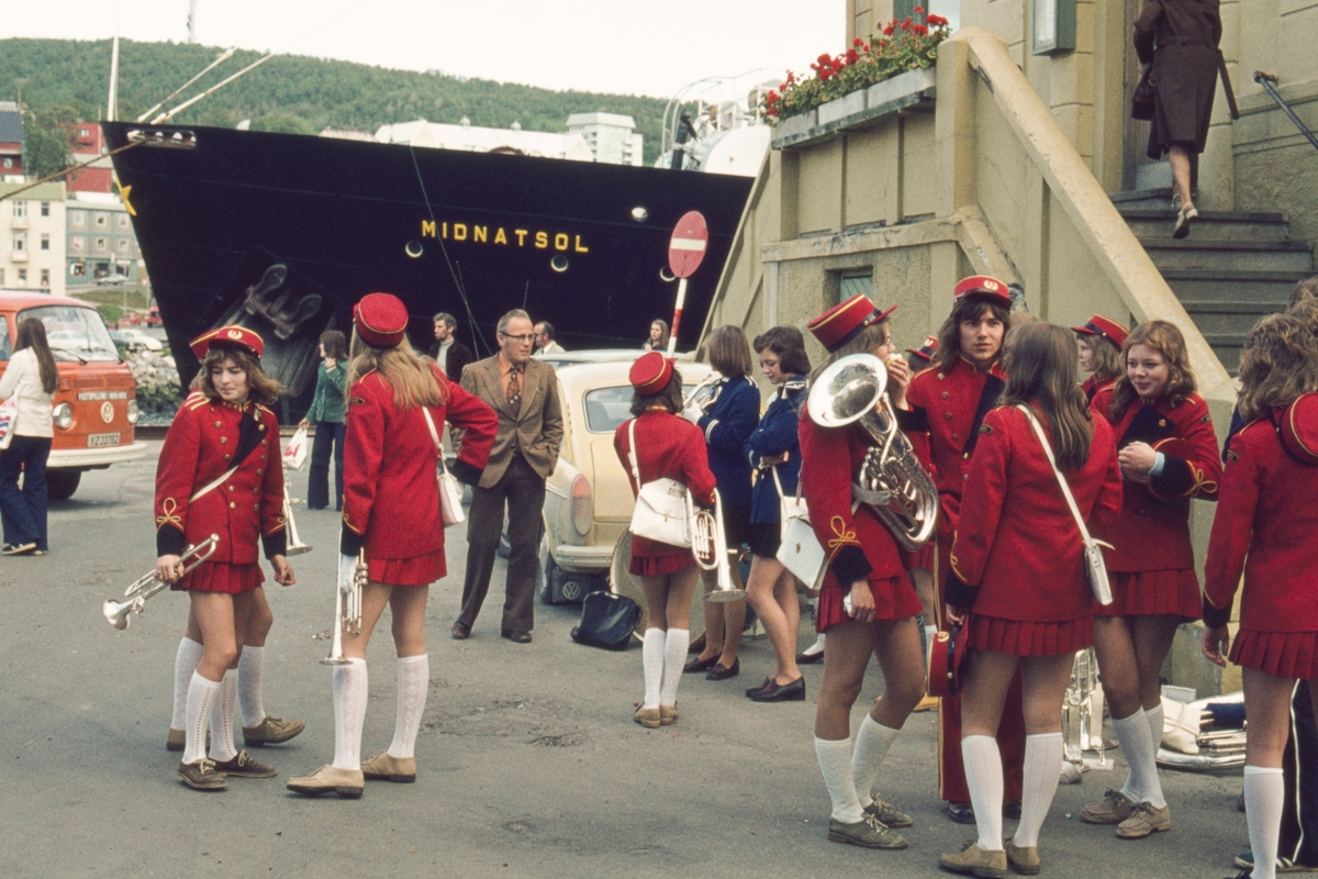 Skolekorps ved administrasjonsbygget på dampskipskaia. Hurtigruten "Midnatsol" i bakgrunnen.