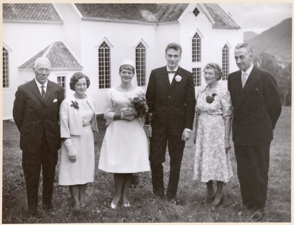 Bryllupsportrett, tatt foran Dyrøy kirke.