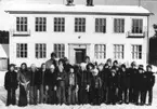 Gruppporträtt. Västansjös skola, Ytterlännäs Skolan blir utställningshus. Fotograf: Ture Lidbaum
Tillhör bildsamling: Skolor o Utbildningsväsen. 1978/ 7:5 bild 1