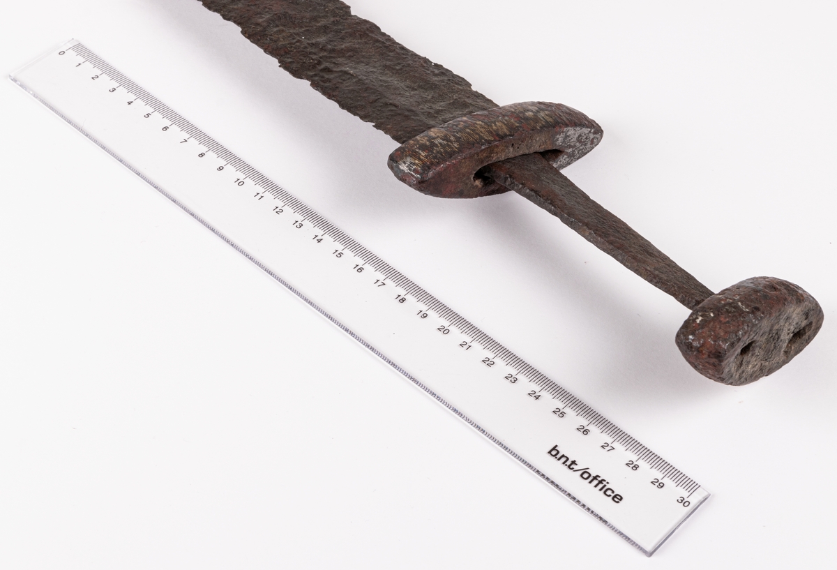 Vikingatidssvärd, 74 cm långt.