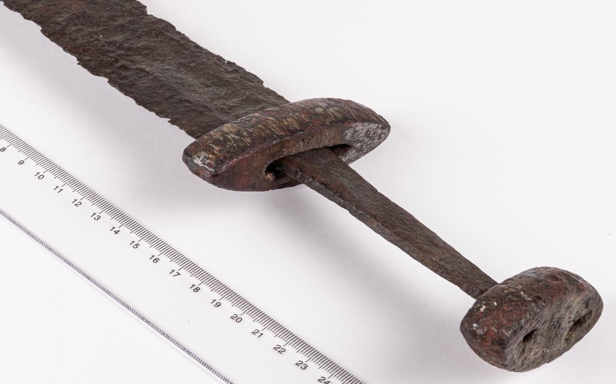Vikingatidssvärd, 74 cm långt.