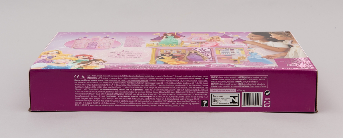 Et barbieslott av merket Disney Princess. Selve slottet/huset er rosa. Flere løse deler: komfyr, vask, lenestol, stol, dusjstang, fire vimpler til spirene, pai/kake, drikkebeger, stekepanne, hjertepute (alt dette i farget plast). Gulvene og bakvegger i papp med farget motiv.