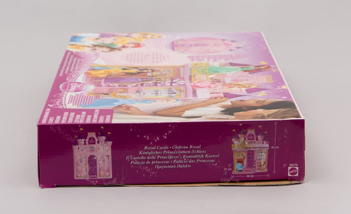 Et barbieslott av merket Disney Princess. Selve slottet/huset er rosa. Flere løse deler: komfyr, vask, lenestol, stol, dusjstang, fire vimpler til spirene, pai/kake, drikkebeger, stekepanne, hjertepute (alt dette i farget plast). Gulvene og bakvegger i papp med farget motiv.