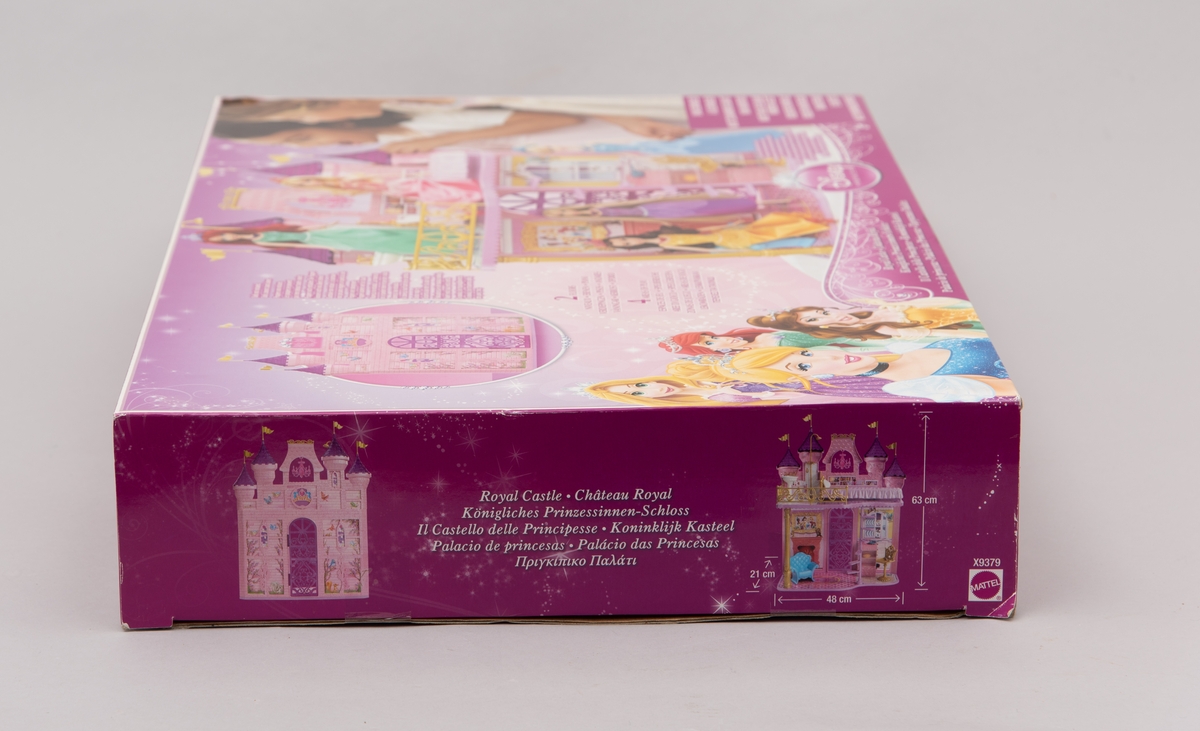 Et barbieslott av merket Disney Princess. Selve slottet/huset er rosa. Flere løse deler: komfyr, vask, lenestol, stol, dusjstang, fire vimpler til spirene, pai/kake, drikkebeger, stekepanne, hjertepute (alt dette i farget plast). Gulvene og bakvegger i papp med farget motiv.