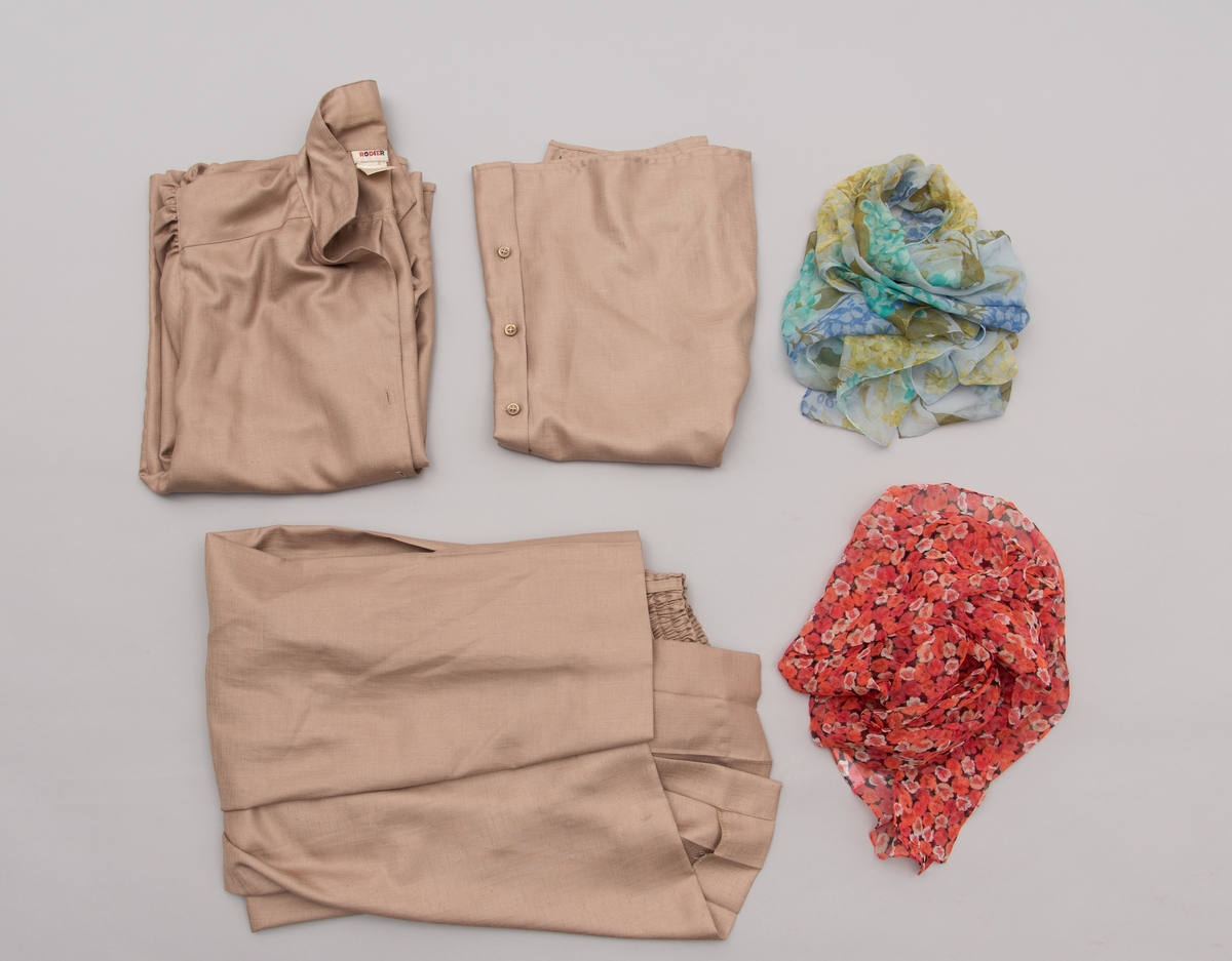 En grå-beige draktkjole og to tynne fargede sjal. Drakta er tredelt med bluse, skjørt og jakke. Drakt og sjal ble brukt sammen.