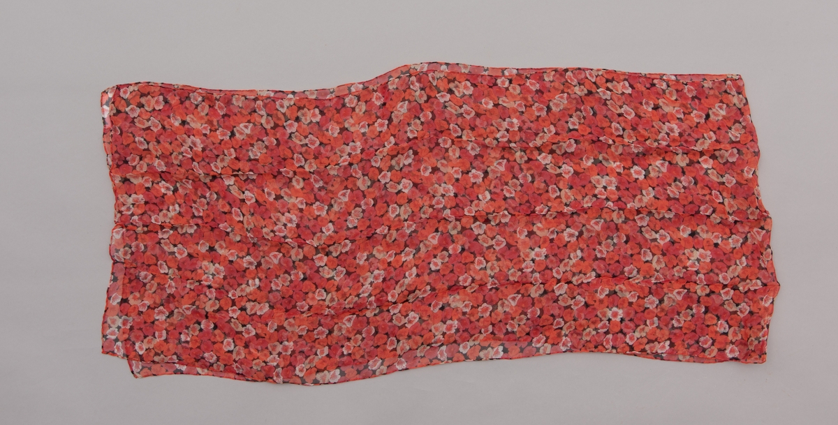 En grå-beige draktkjole og to tynne fargede sjal. Drakta er tredelt med bluse, skjørt og jakke. Drakt og sjal ble brukt sammen.