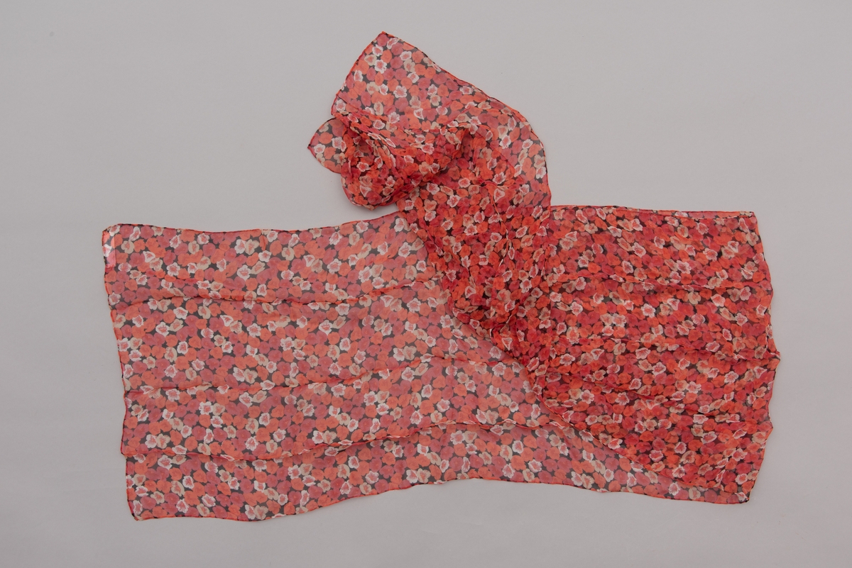 En grå-beige draktkjole og to tynne fargede sjal. Drakta er tredelt med bluse, skjørt og jakke. Drakt og sjal ble brukt sammen.